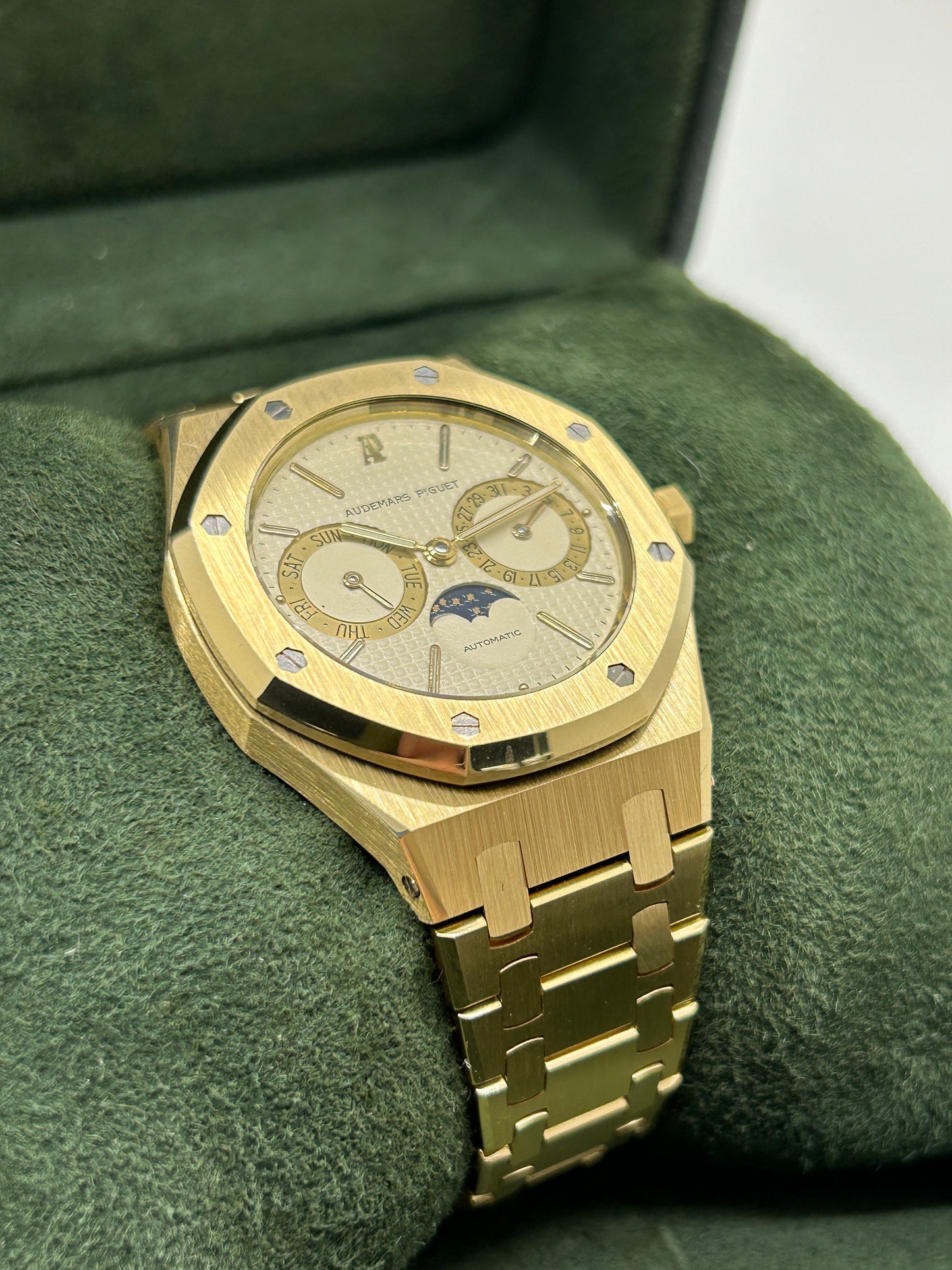 Audemars Piguet - Royal Oak Day-date 37mm - 18Kt Yellow Gold - Ref 25594BA.OO.0477BA.01 - 17 Links  (Max 16.5cm Wrist)