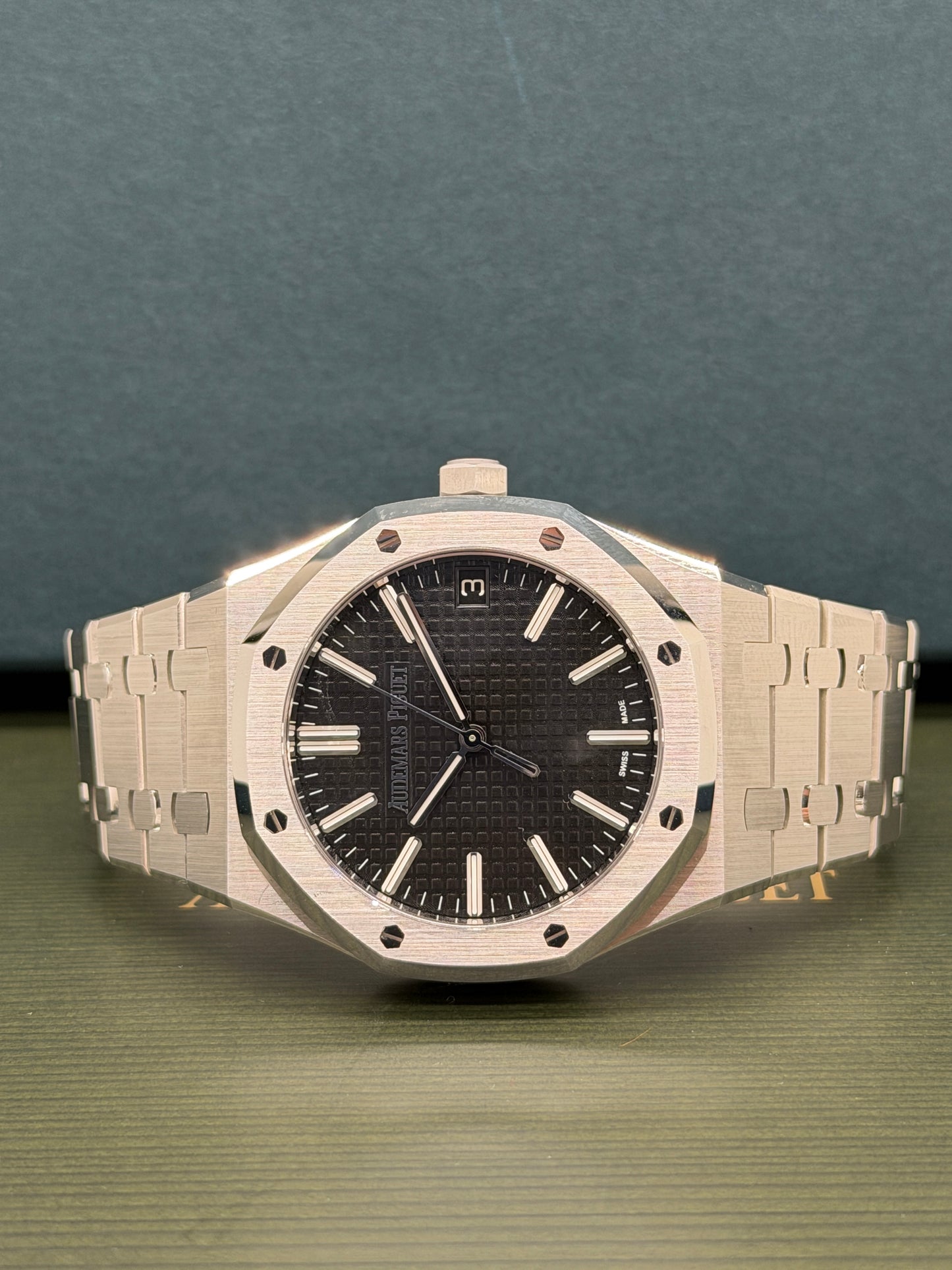 Audemars Piguet Royal Oak 41mm - Black Dial - Like New - Never Polished Year 2025 - Ref 15510ST.OO.1320ST.07
