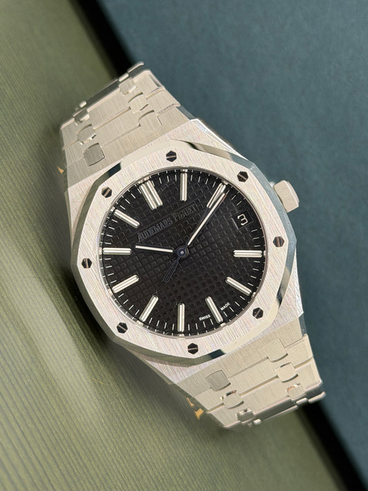 Audemars Piguet Royal Oak 41mm - Black Dial - Like New - Never Polished Year 2025 - Ref 15510ST.OO.1320ST.07