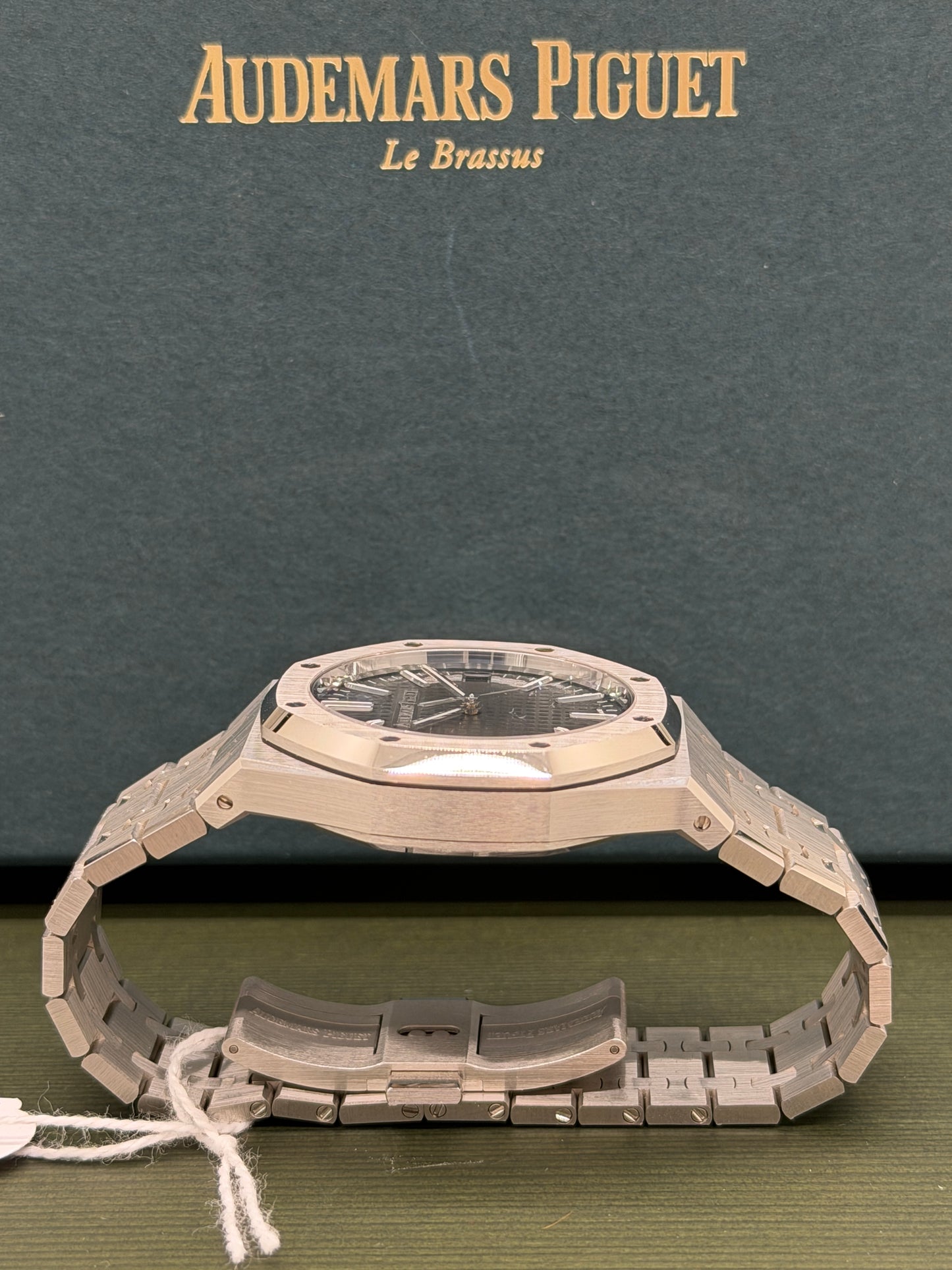 Audemars Piguet Royal Oak 41mm - Black Dial - Like New - Never Polished Year 2025 - Ref 15510ST.OO.1320ST.07
