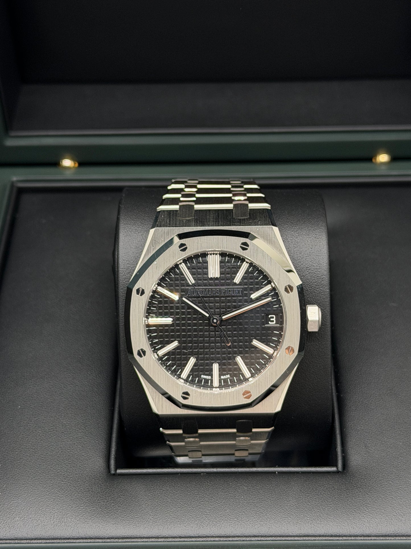 Audemars Piguet Royal Oak 41mm - Black Dial - Like New - Never Polished Year 2025 - Ref 15510ST.OO.1320ST.07