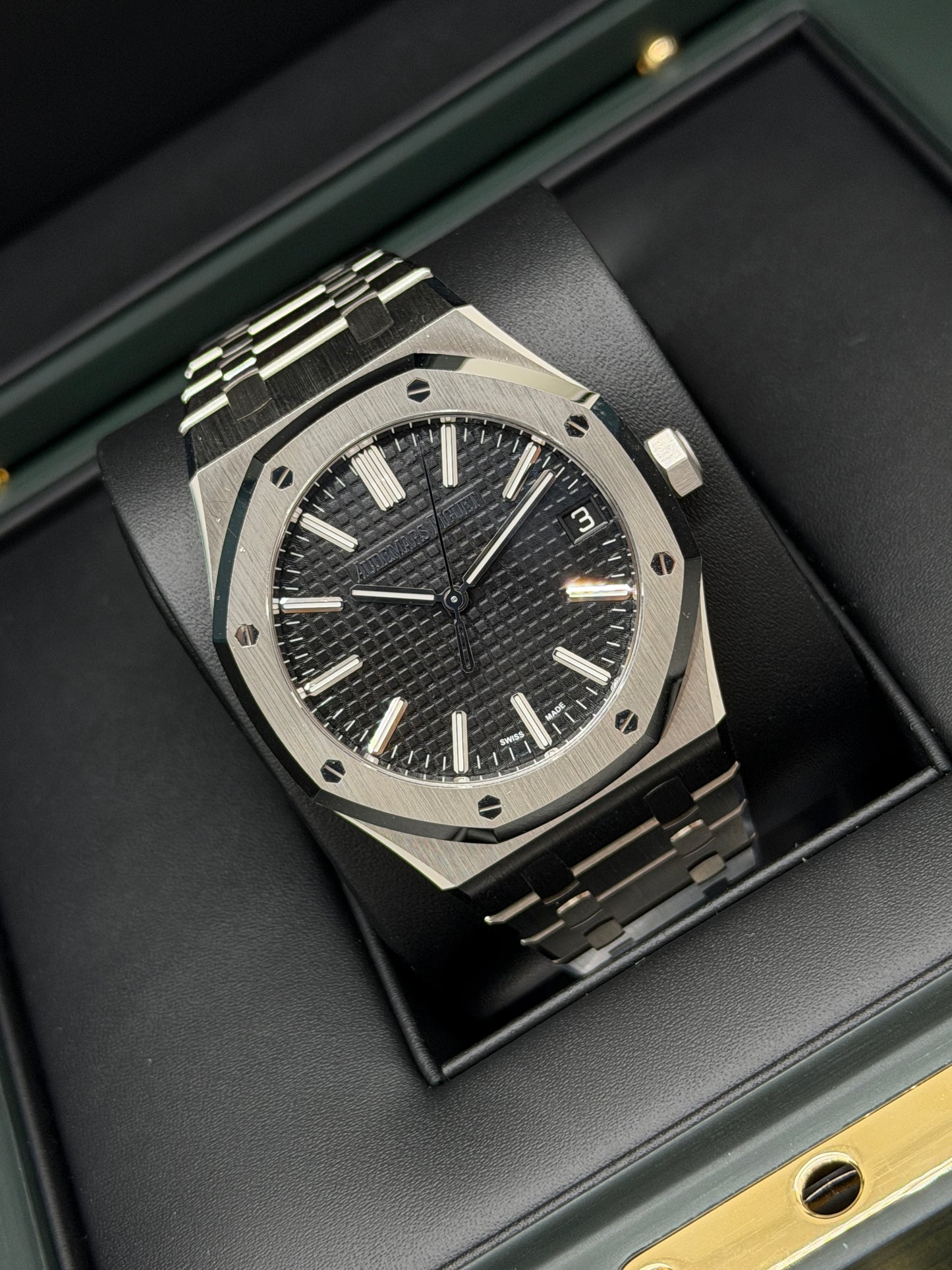Audemars Piguet Royal Oak 41mm - Black Dial - Like New - Never Polished Year 2025 - Ref 15510ST.OO.1320ST.07
