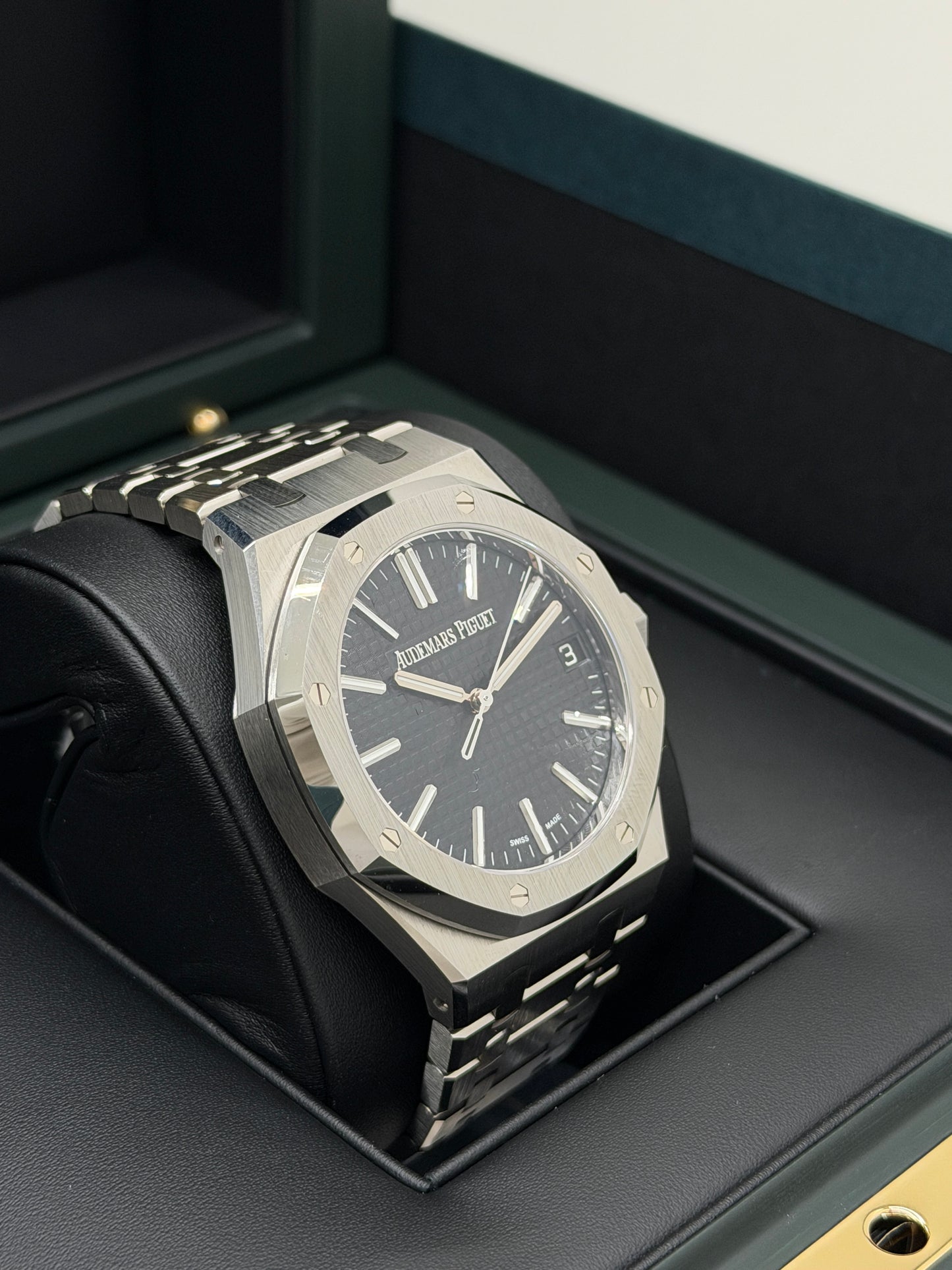 Audemars Piguet Royal Oak 41mm - Black Dial - Like New - Never Polished Year 2025 - Ref 15510ST.OO.1320ST.07