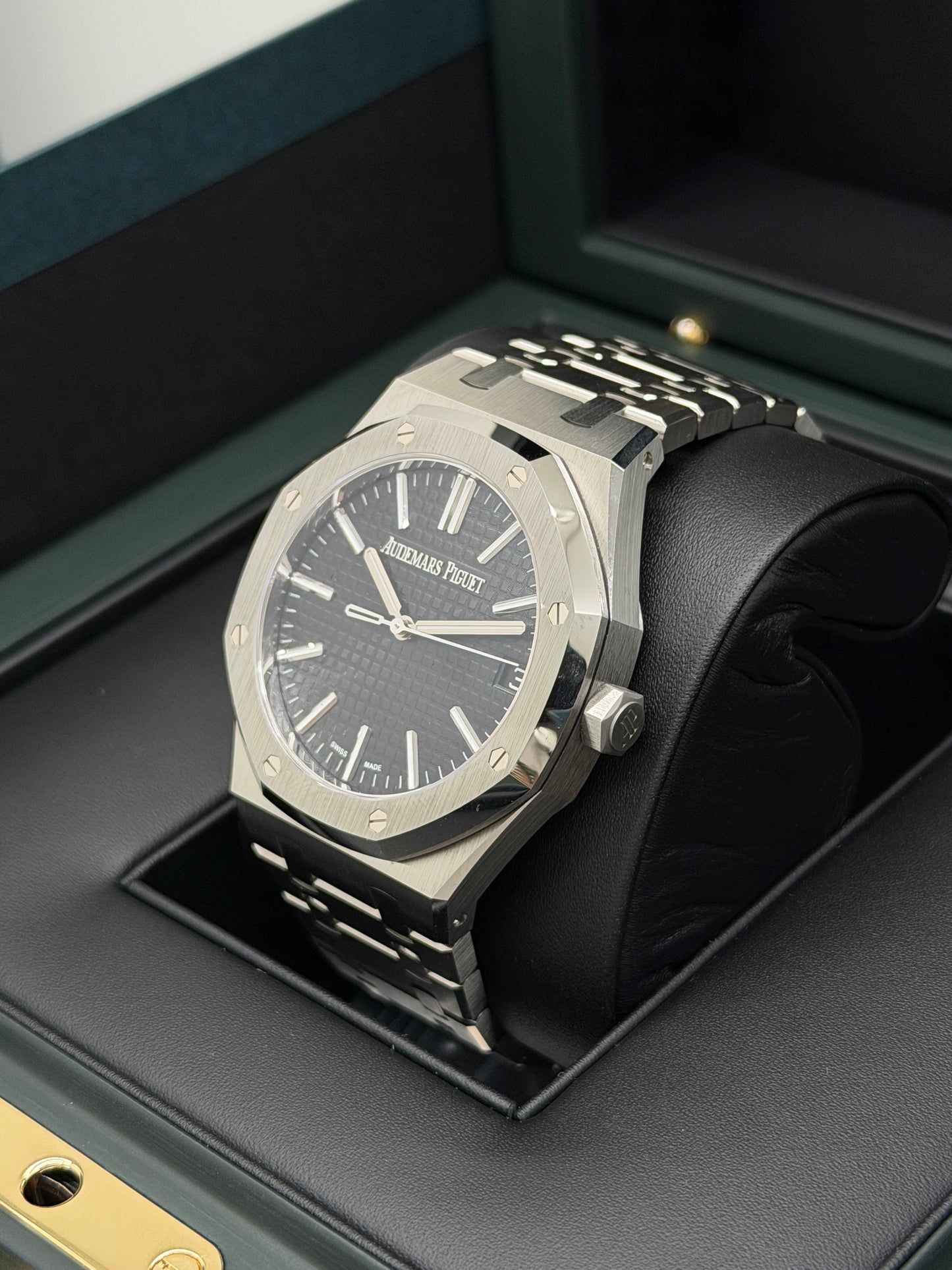 Audemars Piguet Royal Oak 41mm - Black Dial - Like New - Never Polished Year 2025 - Ref 15510ST.OO.1320ST.07