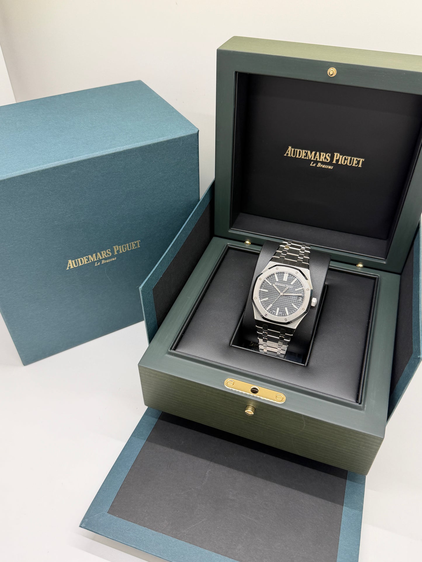 Audemars Piguet Royal Oak 41mm - Black Dial - Like New - Never Polished Year 2025 - Ref 15510ST.OO.1320ST.07
