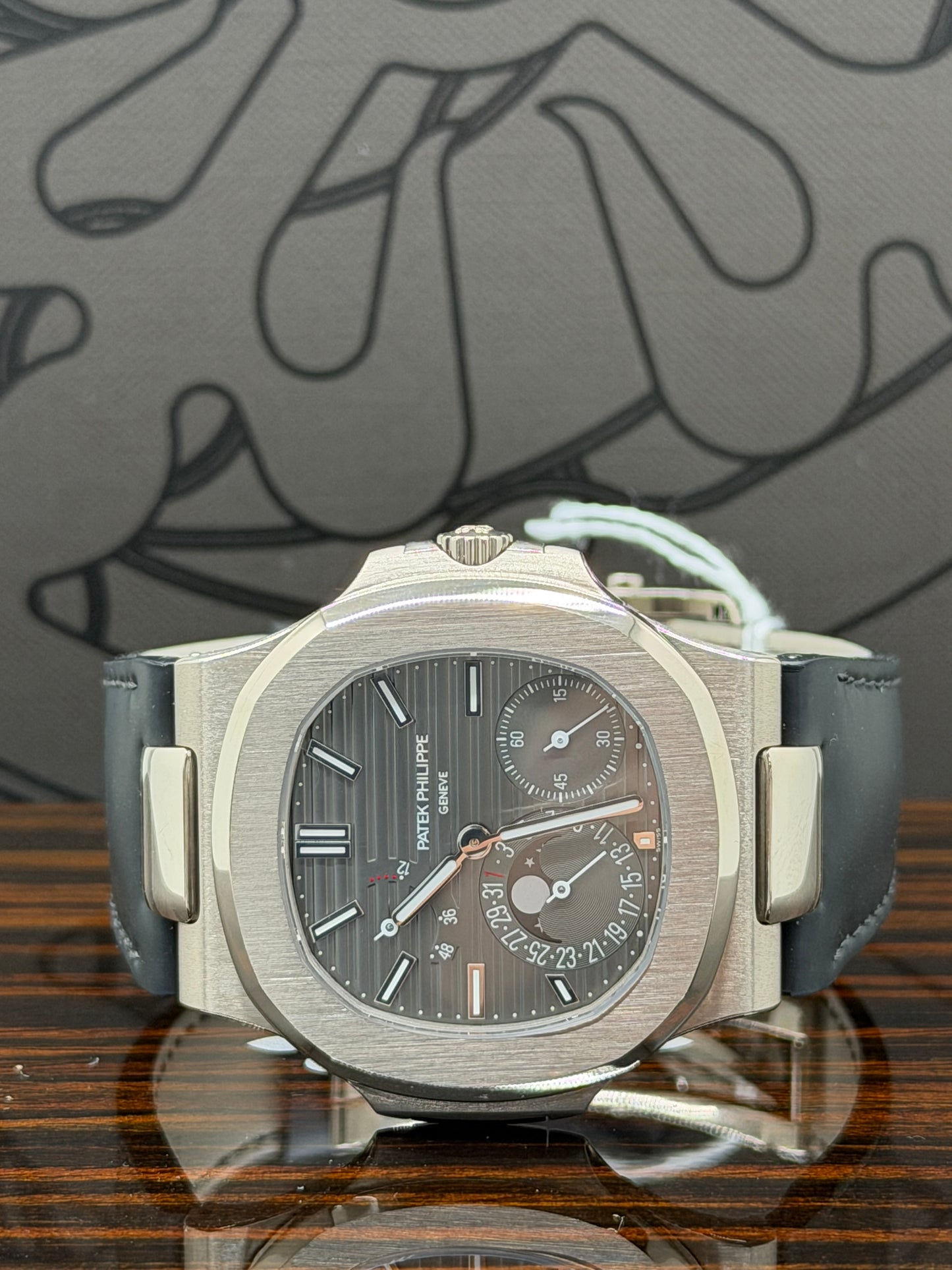 Patek Philippe Nautilus Ref. 5712G-001 - White Gold - Grey Dial Like New - Double Strap - Year Dec 2023