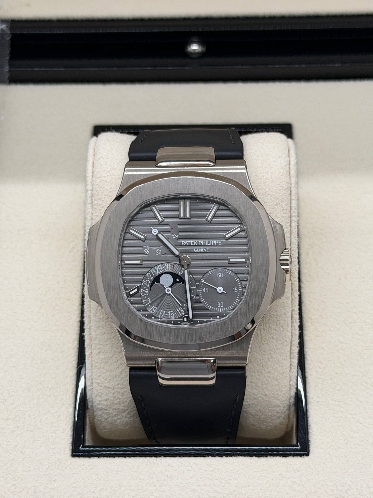 Patek Philippe Nautilus Ref. 5712G-001 - White Gold - Grey Dial Like New - Double Strap - Year Dec 2023