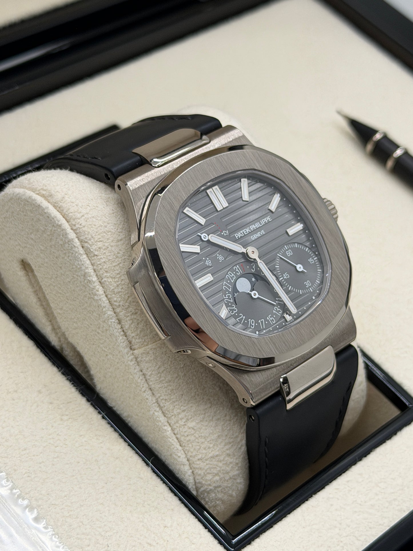 Patek Philippe Nautilus Ref. 5712G-001 - White Gold - Grey Dial Like New - Double Strap - Year Dec 2023