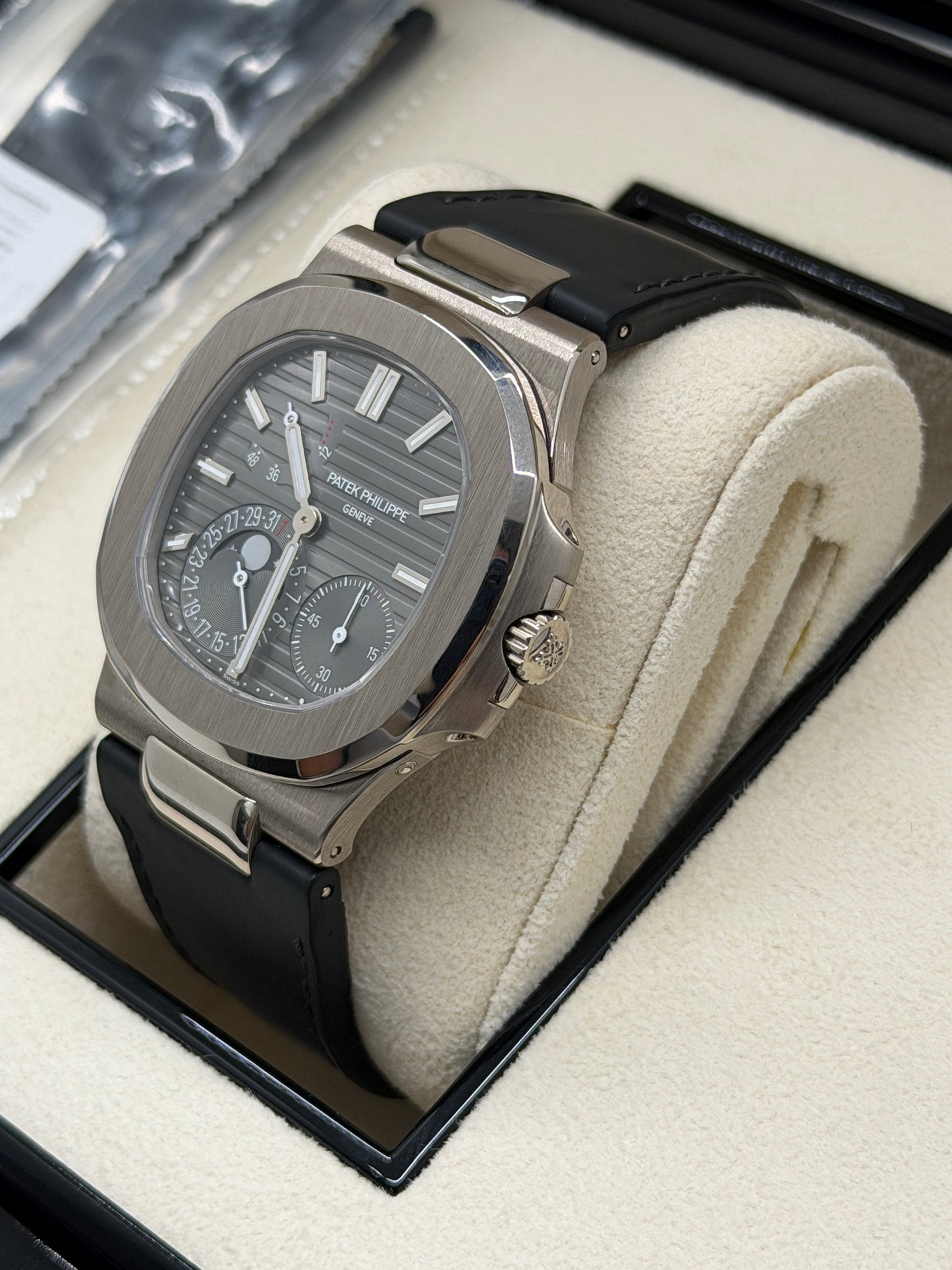 Patek Philippe Nautilus Ref. 5712G-001 - White Gold - Grey Dial Like New - Double Strap - Year Dec 2023
