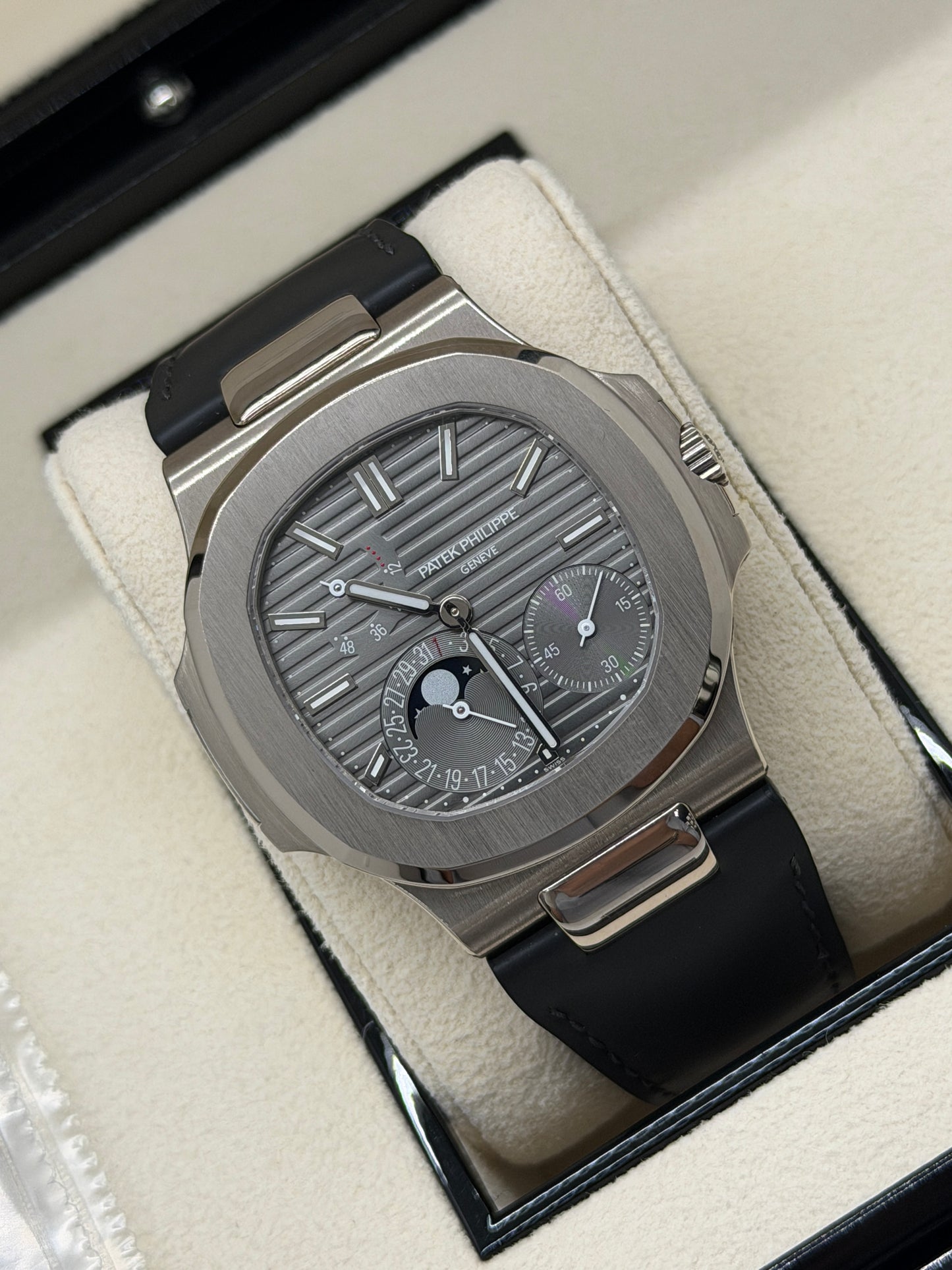 Patek Philippe Nautilus Ref. 5712G-001 - White Gold - Grey Dial Like New - Double Strap - Year Dec 2023