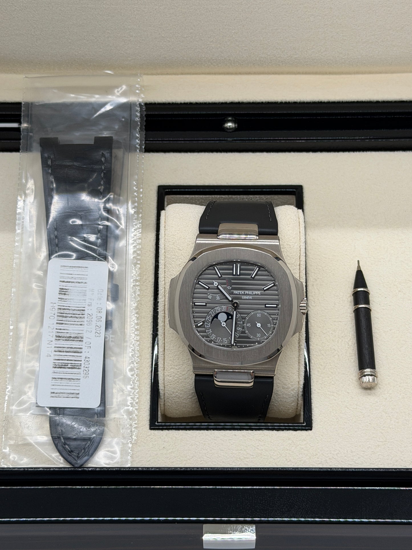 Patek Philippe Nautilus Ref. 5712G-001 - White Gold - Grey Dial Like New - Double Strap - Year Dec 2023