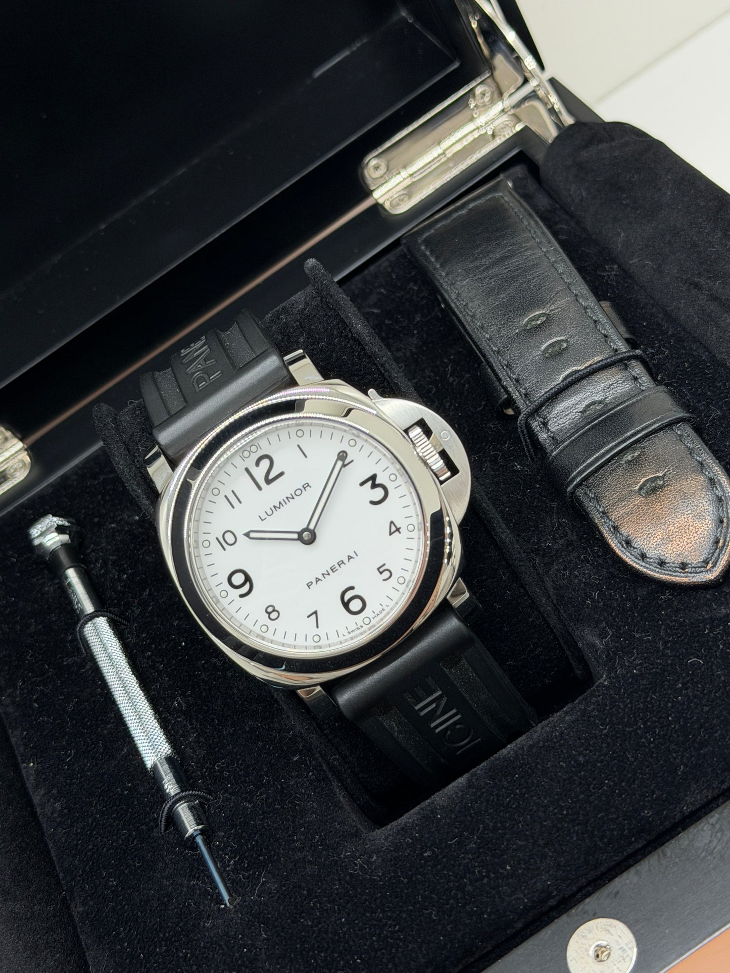 Panerai Luminor Base 44mm - White Dial - Manual - Year 2005 Ref. PAM00114