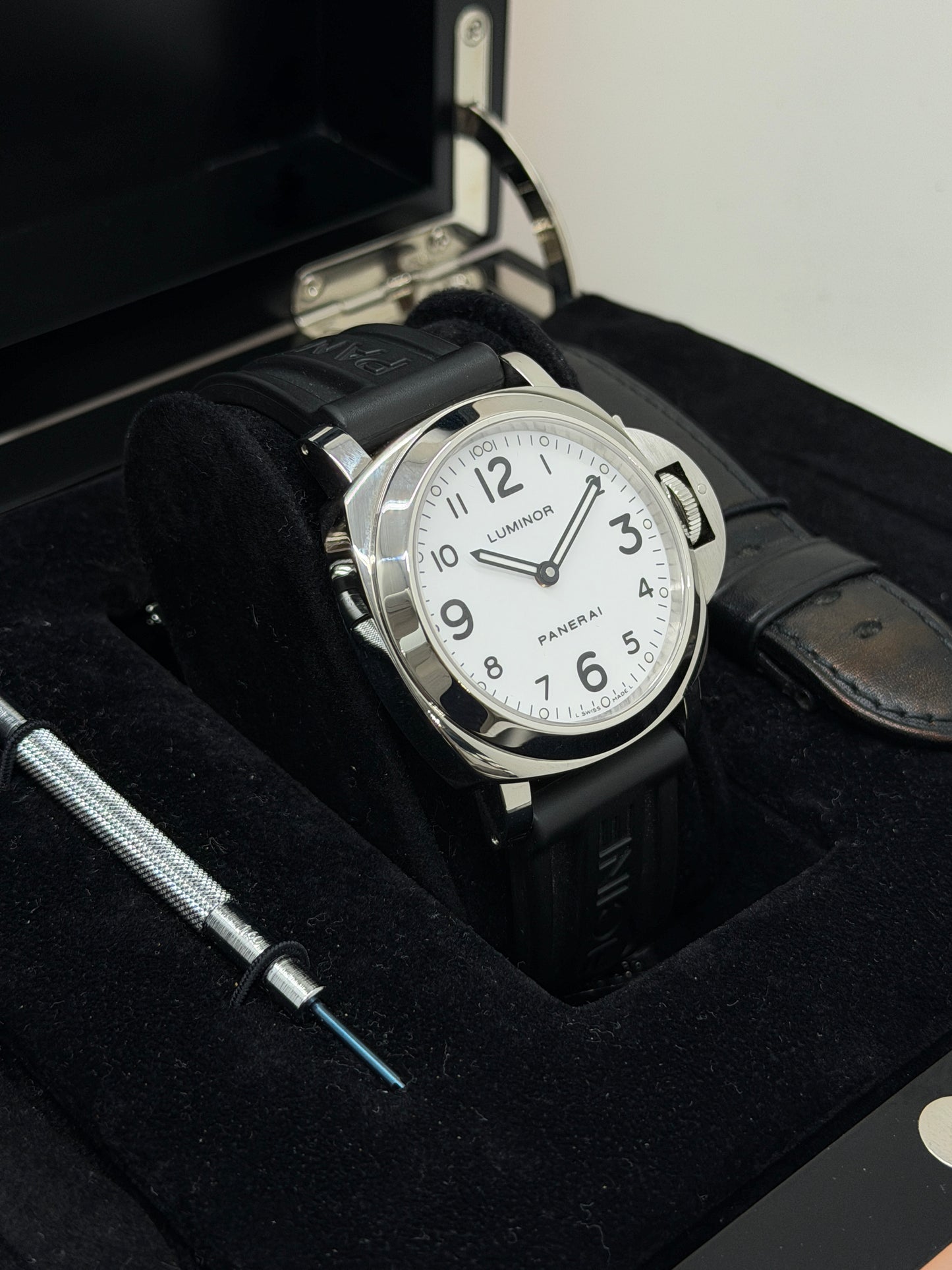 Panerai Luminor Base 44mm - White Dial - Manual - Year 2005 Ref. PAM00114
