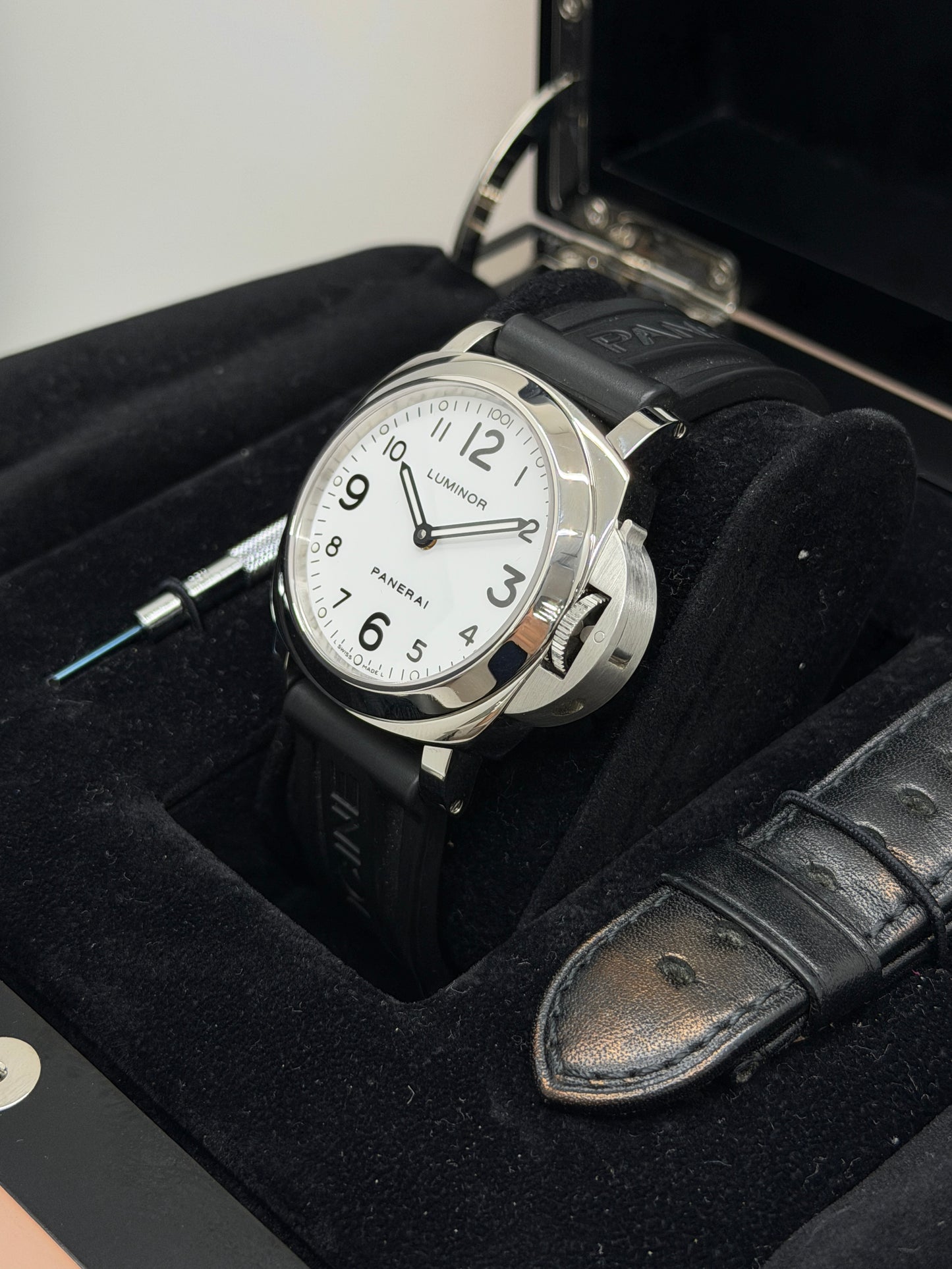 Panerai Luminor Base 44mm - White Dial - Manual - Year 2005 Ref. PAM00114